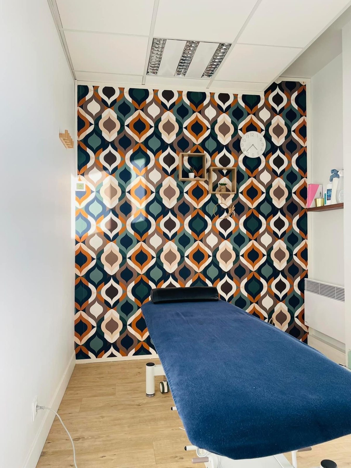 Salle de consultation — motifs colorés au cabinet Kiné Gare Paul Pouchain à Armentières