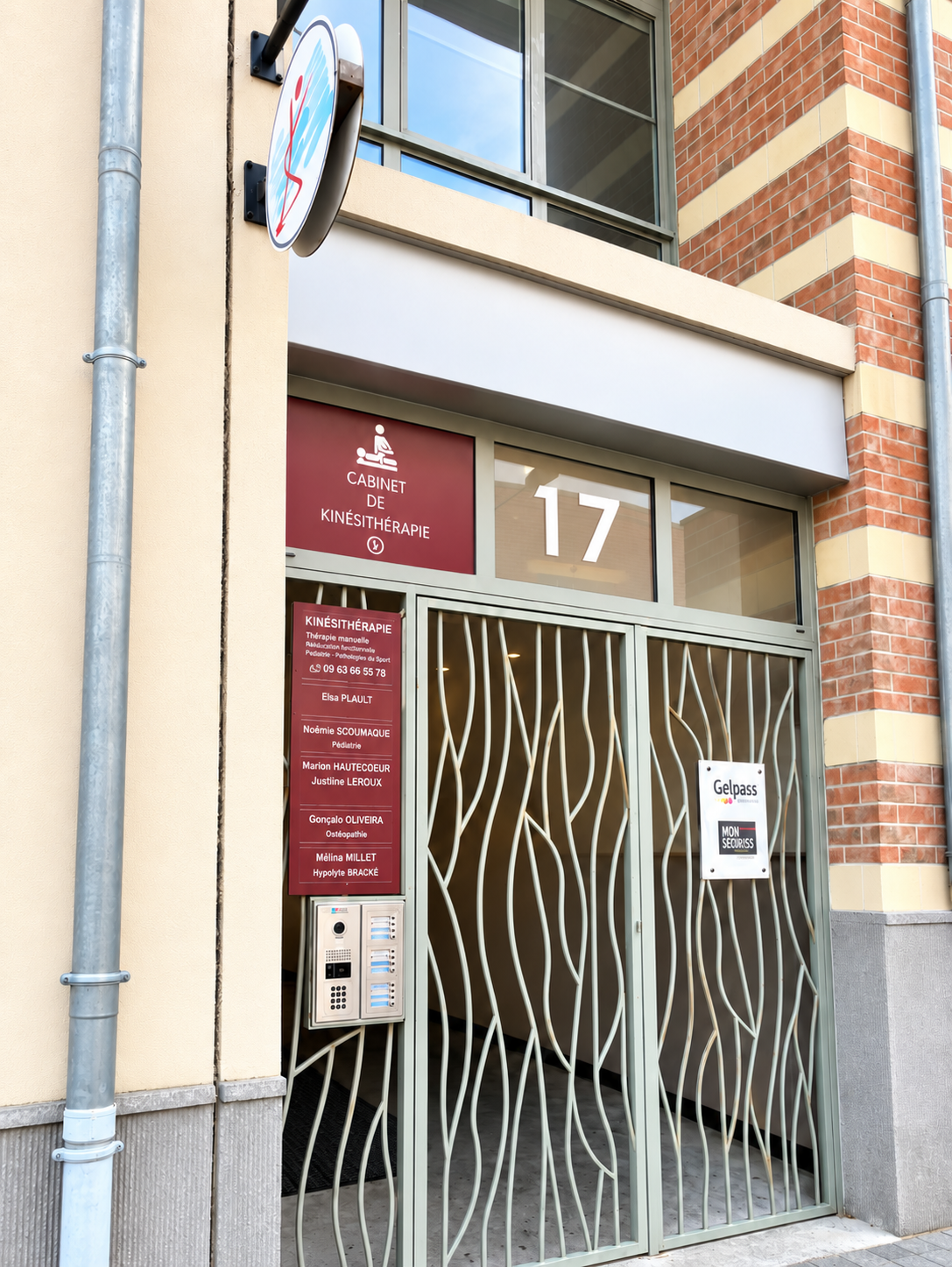Façade et entrée du cabinet au 17 rue Paul Pouchain à Armentières